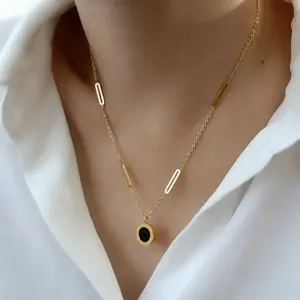 COLLAR ACDENA ACERO TITANIO CON DIJE OVALADO NEGRO