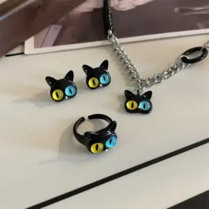 SET DE COLLAR CADENA ANILLO Y ZARCILLO CON DIJE DE GATO DE ACERO TITANIO