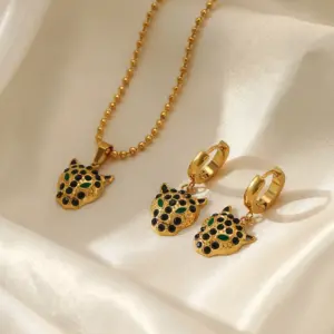 SET DE COLLAR Y ZARCILLOS DE CABEZA DE LEOPARDO EN ACERO TITANIO CHAPADO EN ORO
