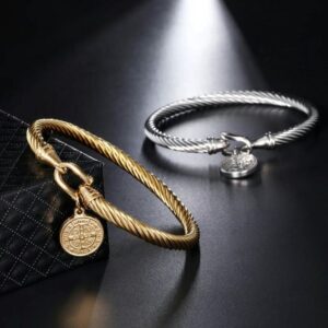 BRAZALETE DE ACERO TITANIO CON DIJE DE SAN BENITO
