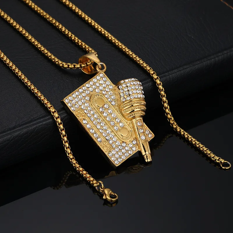 COLLAR DE ACERO TITANIO CON DIJE DE CASSETTE Y MICROFONO