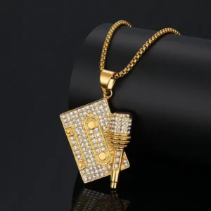 COLLAR DE ACERO TITANIO CON DIJE DE CASSETTE Y MICROFONO
