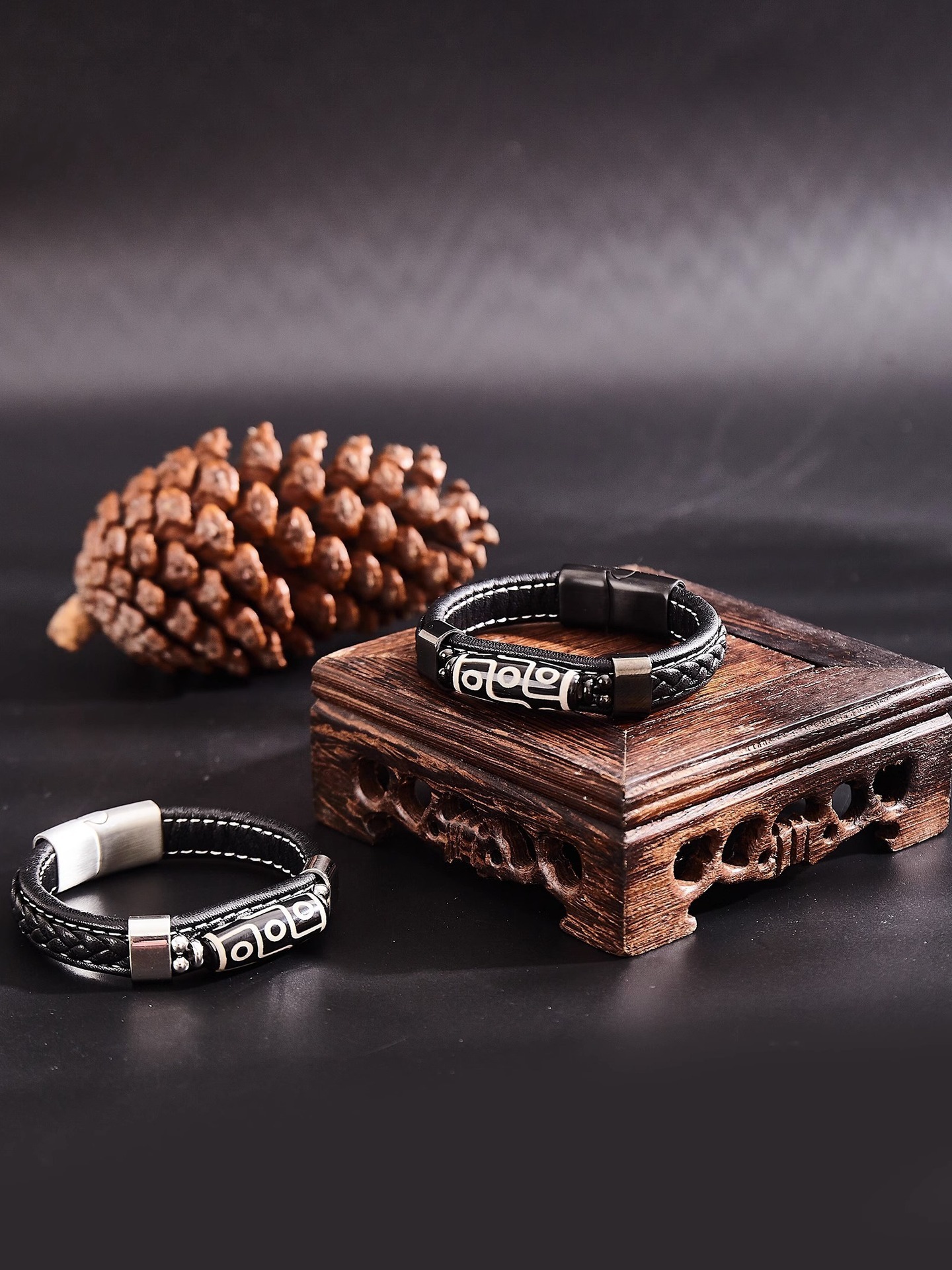 BRAZAETE PULSERA DE CUERO CON DIJE TIBETANO - Imagen 2